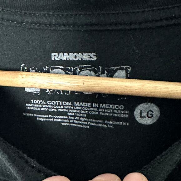 The Ramones Crest Logo Shirt Size large Ramones 1234 - Picture 3 of 4